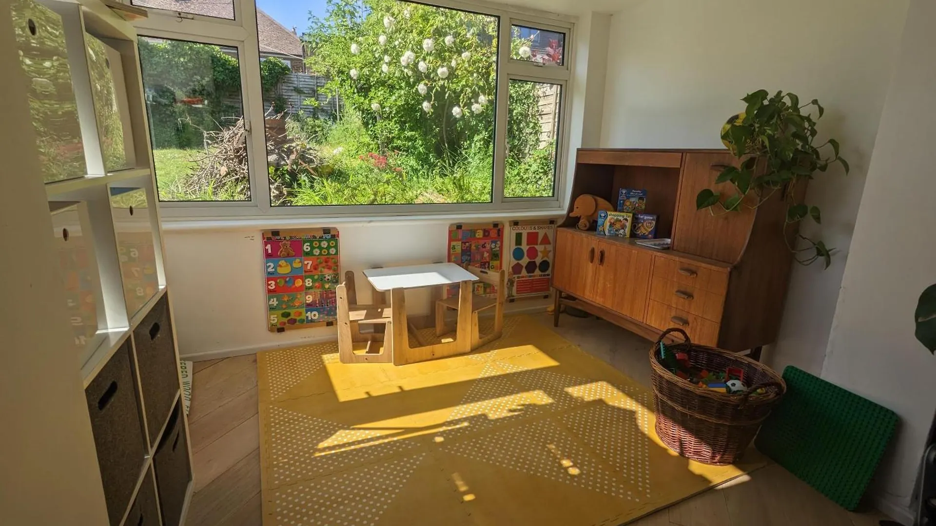 Spacious Unique Brighton Home Free Parking Apartment